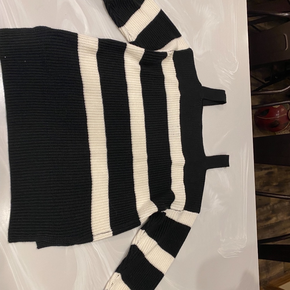 SOHO, Medium, Black, White
